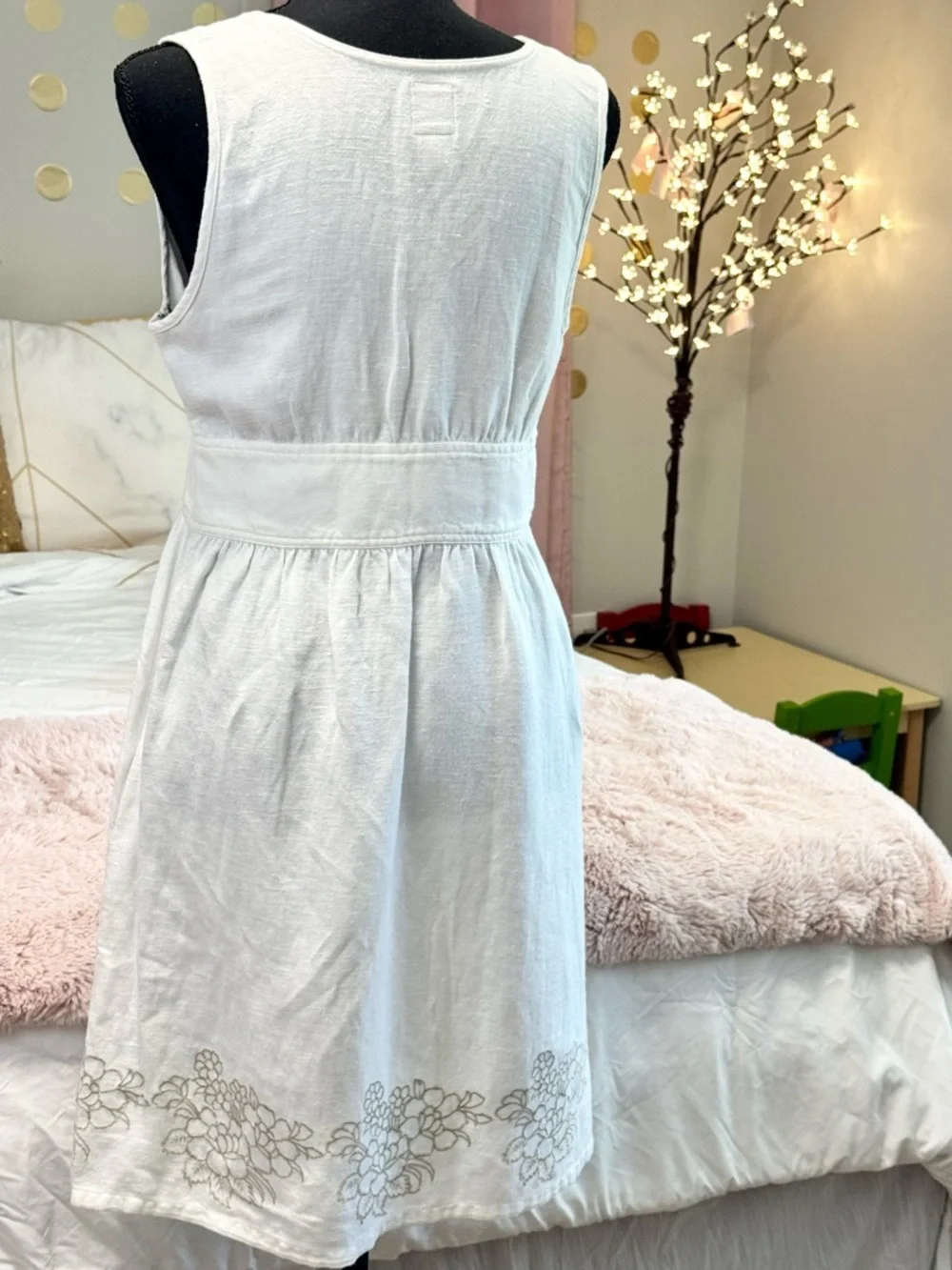 IZOD White Linen Blend Dress S Sleeveless Embroidered Hem Fit & Flare Summer - Picture 6 of 7